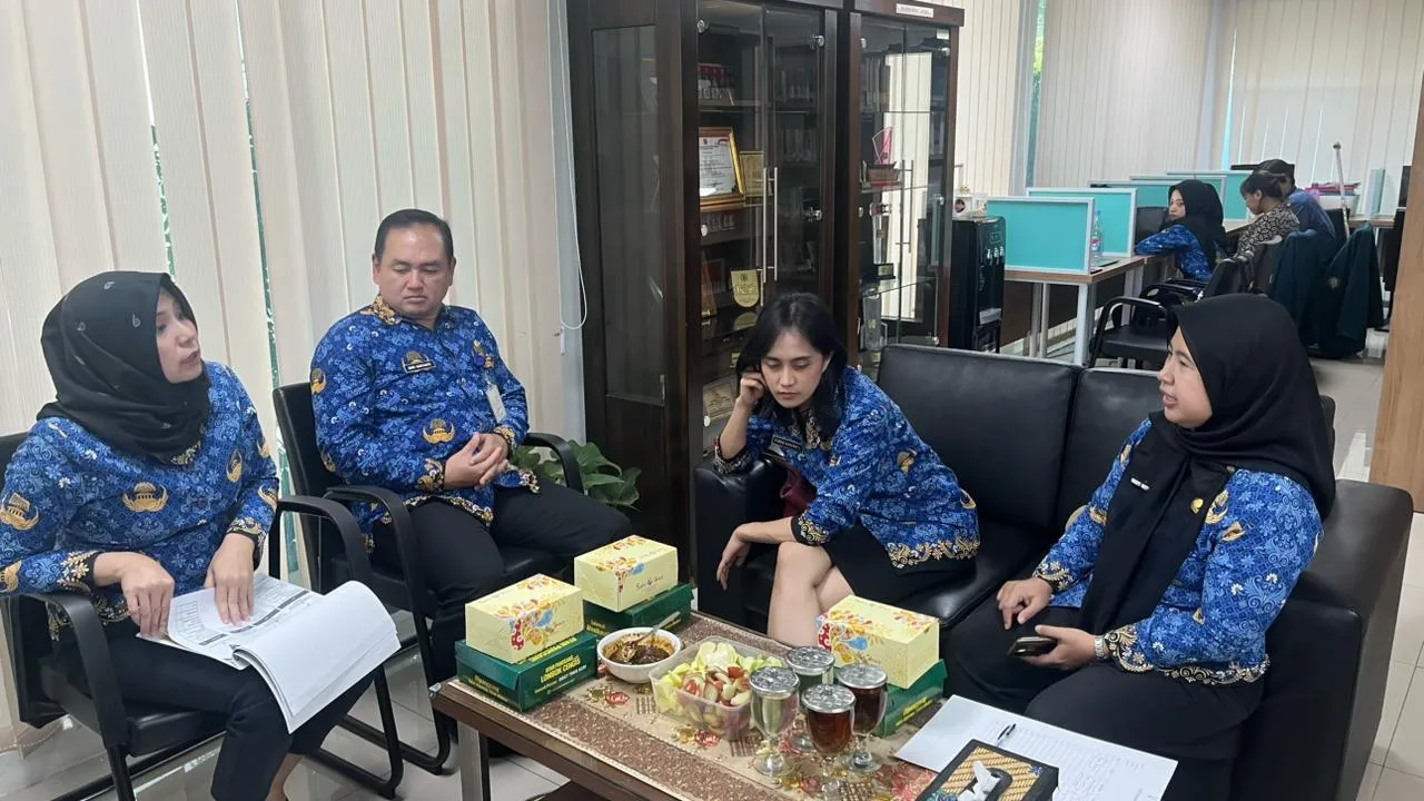 Sekretariat DPRD Kota Salatiga Bersama Dinas Komunikasi dan Informatika Kota Salatiga Studi Banding ke JDIH DPRD Provinsi Jawa Tengah