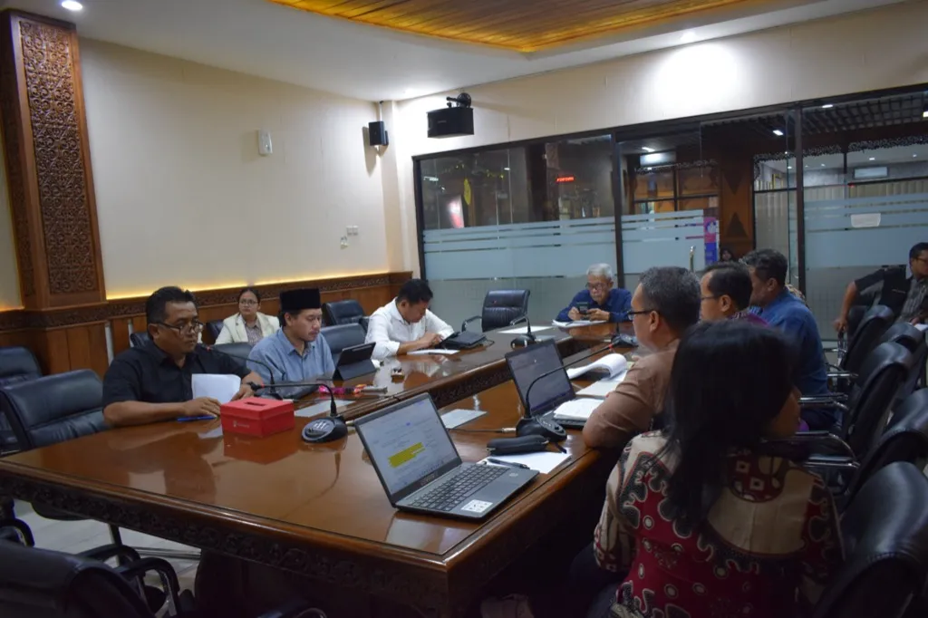 Pansus DPRD Bahas Raperda Kemudahan dan Perlindungan Usaha Mikro bersama Pemkot Salatiga