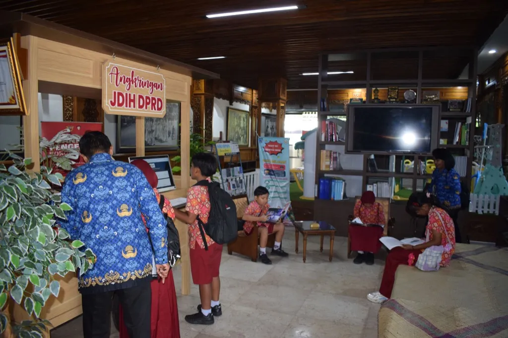 Sekretariat DPRD Kota Salatiga Lakukan Sosialisasi JDIH kepada Siswa SD Negeri Dukuh 5 di Angkringan JDIH DPRD