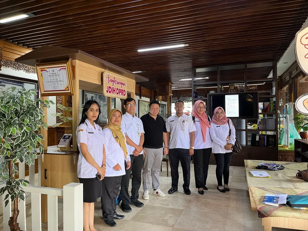 Sekretariat DPRD Salatiga Terima Kunjungan Biro Hukum Provinsi Jawa Tengah dan Sekretariat DPRD Provinsi Jawa Tengah dalam Rangka Monitoring dan Evaluasi Pengelolaan JDIH